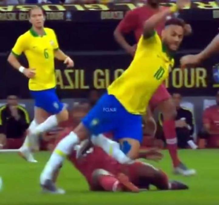 Así se le dobló el tobillo derecho a Neymar en la barrida que le hizo Assim Madibo.