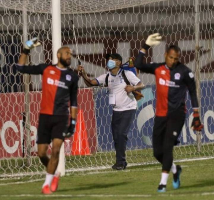 La sanitización en el estadio Nacional durante el calentamiento de los porteros del Olimpia.