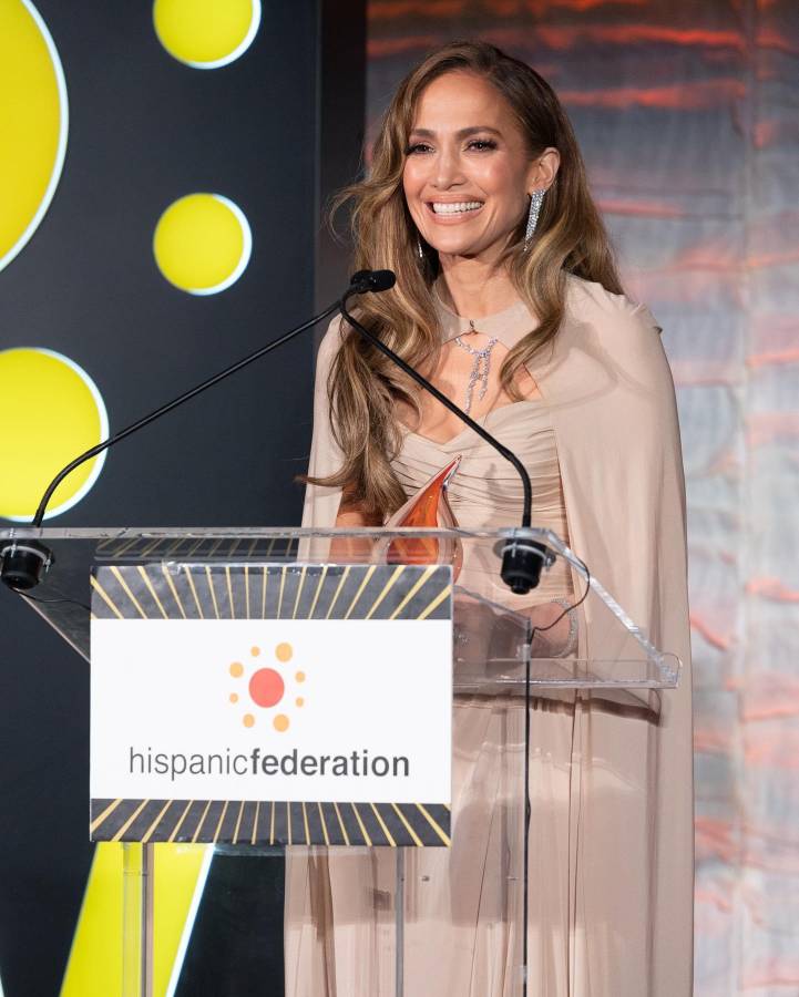 Jennifer López recibe premio por labor en favor de los latinos