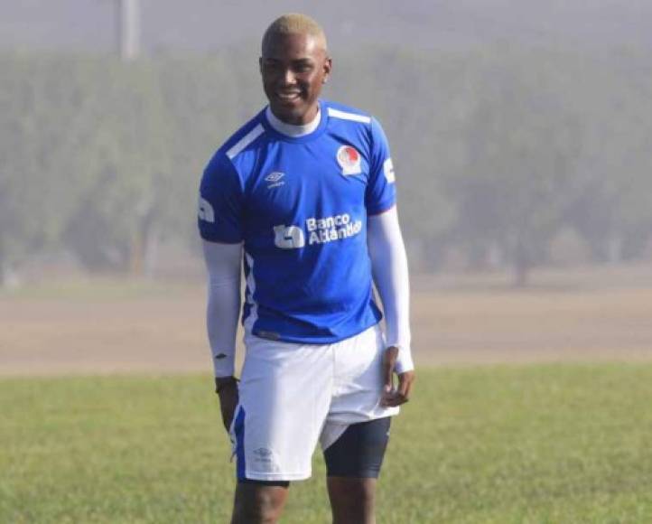 Deybi Flores: El mediocampista hondureño de 23 años de edad regresó al Olimpia y se unió al equipo que dirige Pedro Troglio. El volante no se había presentado a los entrenamientos supuestamente esperando una oferta del fútbol extranjero, pero finalmente no pudo concretar nada y volvió al cuadro olimpista.<br/>