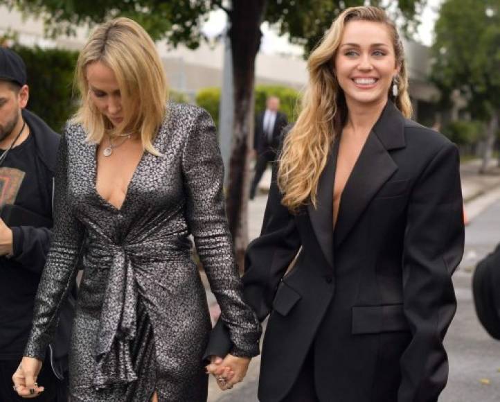 Miley Cyrus apareció en la alfombra roja de los premios junto a sus padres. Su padre, Billy Ray, es también una personalidad grande en el mundo de la música: en su caso, del country.<br/>