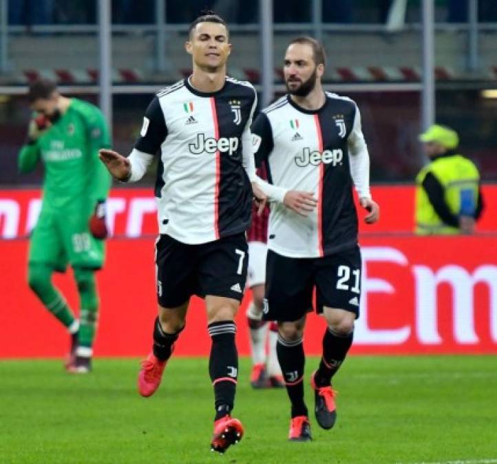 Cristiano Ronaldo pidiendo calma luego de su gol. Foto AFP