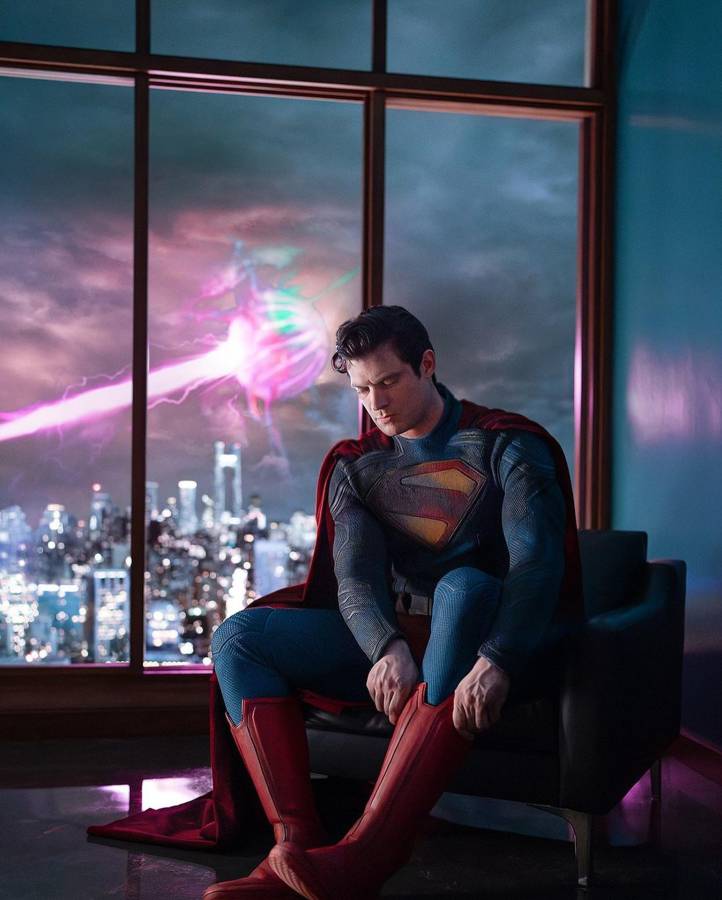 Esta es la fotografía divulgada vía Instagram por el cineasta y codirector ejecutivo de DC Studios, James Gunn, en sus redes sociales donde se muestra la primera fotografía del actor David Corenswet caracterizado como Superman, para la cinta del superhéroe que tiene previsto su estreno el 11 de julio de 2025.