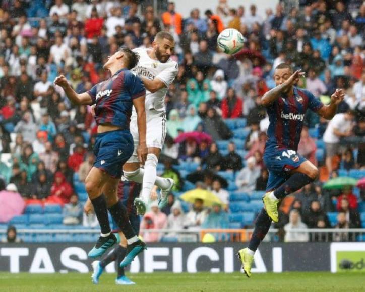 Karim Benzema cabeceó un centro de Dani Carvajal para abrir el marcador 1-0 sobre el Levante.