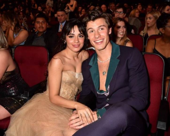 Shawn Mendez y Camila Cabello<br/><br/>Aunque 'ShawMila', como los apodan sus fans, negaron durante mucho tiempo su relación, tras el dueto que realizaron juntos, 'Señorita', y las múltiples apariciones públicas, una de ellas los MTV Video Music Awards, la pareja dejó de ocultar su amor y se han convertido en una de las más mediáticas.