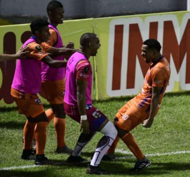 El eufórico festejo de los jugadores de la UPN tras el gol de Júnior Padilla que les dio el triunfo ante Real España.