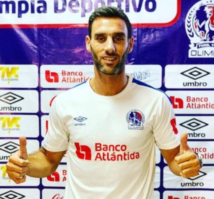 Martín Bonjour: El defensor uruguayo fue otro de los extranjeros que ha sido presentado como jugador del Olimpia. 'Me han hecho saber que es el equipo más grande del país, estoy contento y con muchas ganas de ponerme a trabajar', dijo.