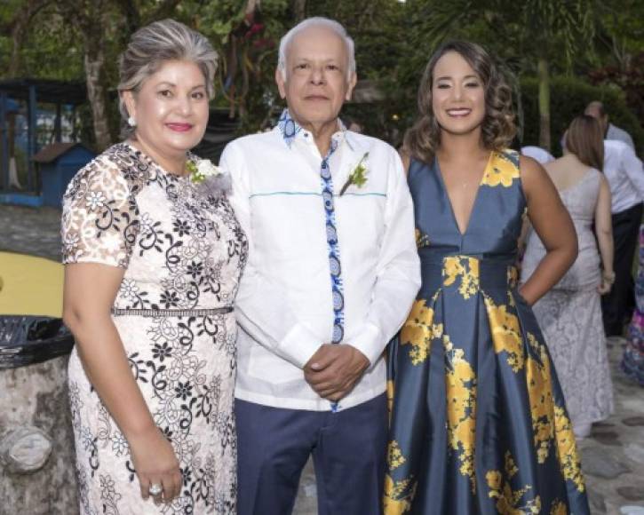 Leticia, Enrique y Ana Morales.