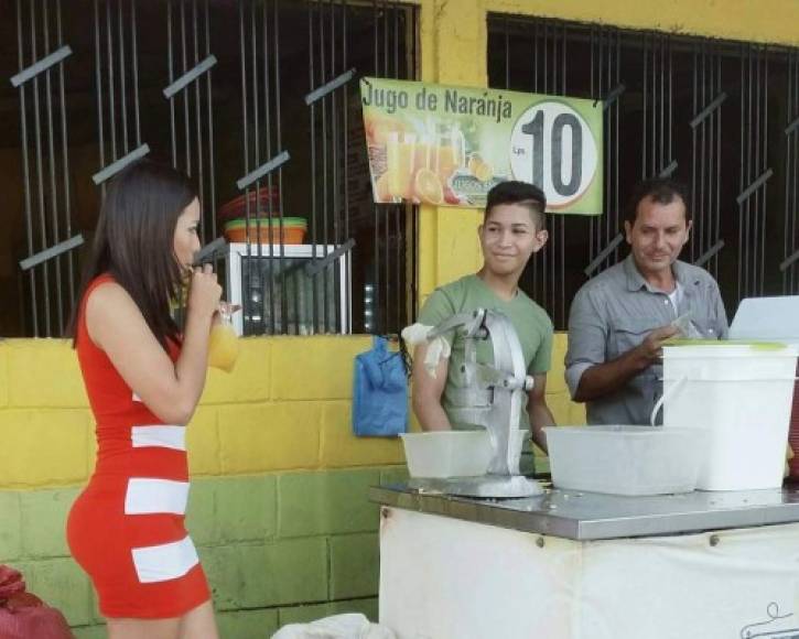 Elsa tomándose un jugo de naranja en un puesto sampedrano. La reportera también ha confesado que le gustan las baleadas.