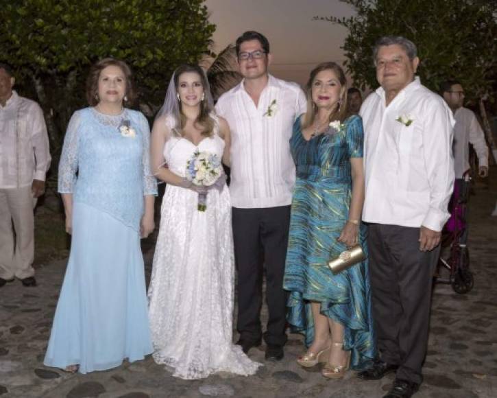 Laura y Melissa Figueroa con Carlo, Yunis y Miguel Sierra.