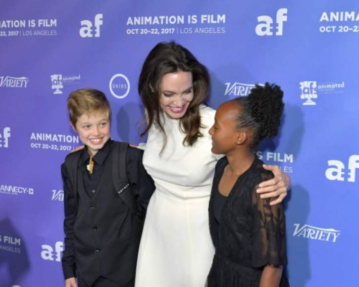 Las dos jóvenes que están entrando a la adolescencia, flanquearon a su bella madre, con quien asistieron a la premiere de la cinta animada 'The Breadwinner', de la cual Jolie es productora.<br/>