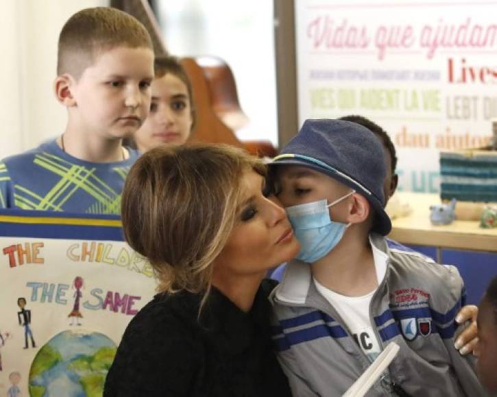 En el hospital, Melania visitó la Unidad de Cuidados Intensivos de Cirugía Cardíaca y el Departamento de Medicina y Cirugía Pediátrica Cardiológica, se reunió con varios menores enfermos en la ludoteca y después rezó durante unos momentos en la capilla del centro.