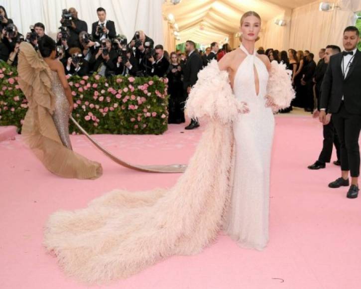 La modelo Rosie Huntington-Whiteley fue una de las más elegantes en la alfombra rosa de los Met Gala con este diseño de Oscar de la Renta.