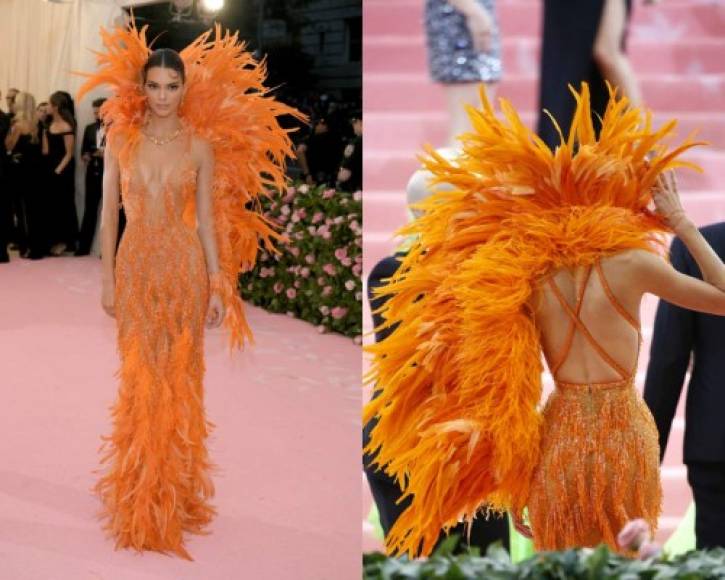 Para la alfombra rosa de la Met Gala 2019 Kendall Jenner usó un vestido Versace de plumas que fue diseñado para combinar con el de Kylie Jenner.