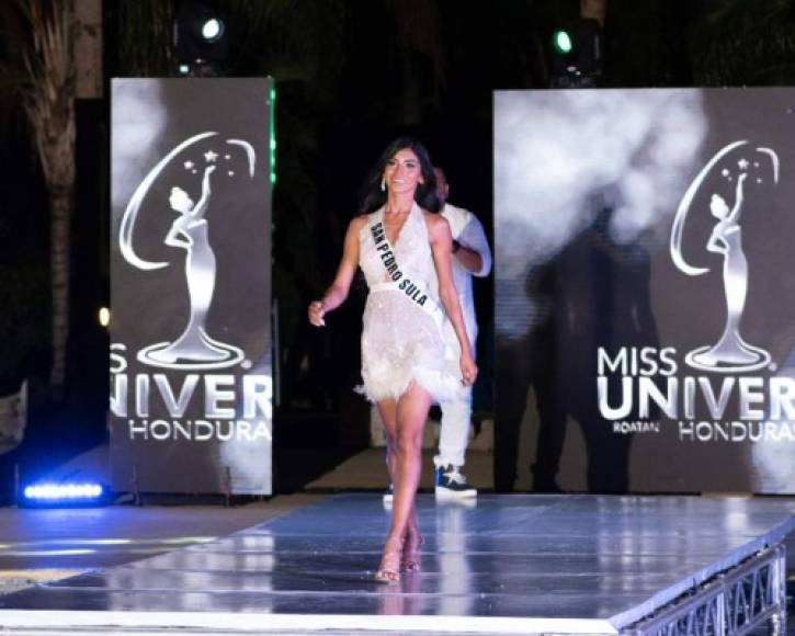 Rosemary Arauz modelando en la pasarela del Miss Honduras Universo 2019.