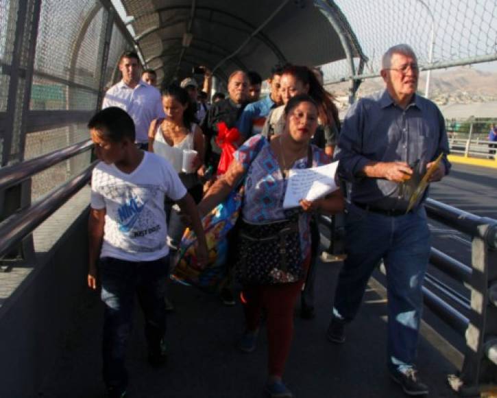El domingo pasado llegó un grupo de unos 75 transexuales y algunos homosexuales a Tijuana, y este martes arribaron nueve autobuses con 350 migrantes, todos integrantes de la primera gran caravana.