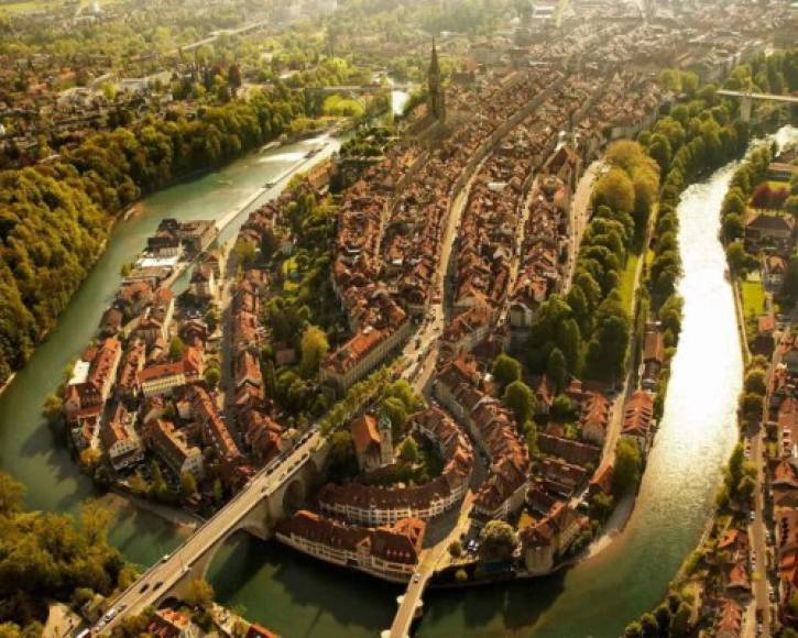 Berna, su capital, es una de las ciudades mejor conservadas de Europa. <br/><br/>Su casco antiguo es uno de los más bellos del país, en el que no se puede perder la impresionante Torre del Reloj, sus 8 kilómetros de portales o el foso de los osos, que recibe este nombre por los animales que podrá observar, entre otros atractivos turísticos.