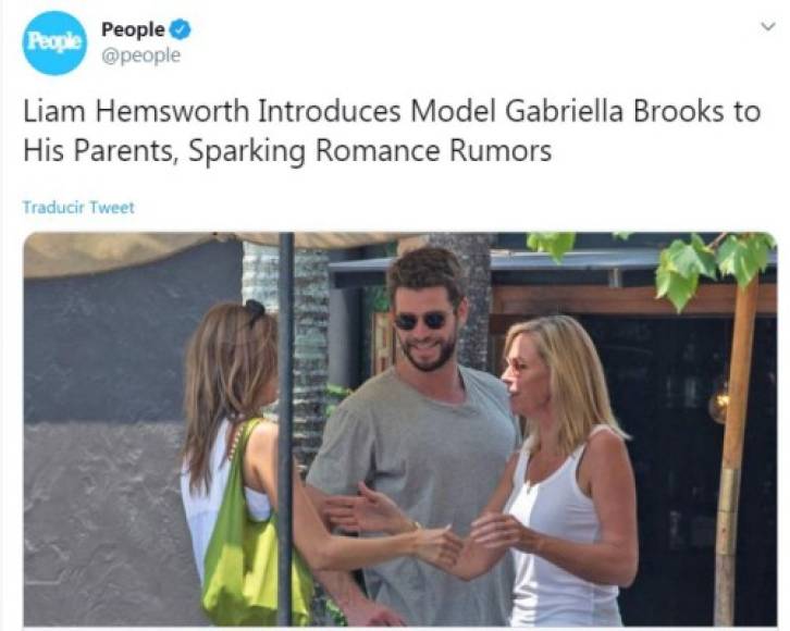 La pareja fue captada en Byron Bay, Australia, cuando almorzaban con los padres de Hemsworth, Craig y Leonie.