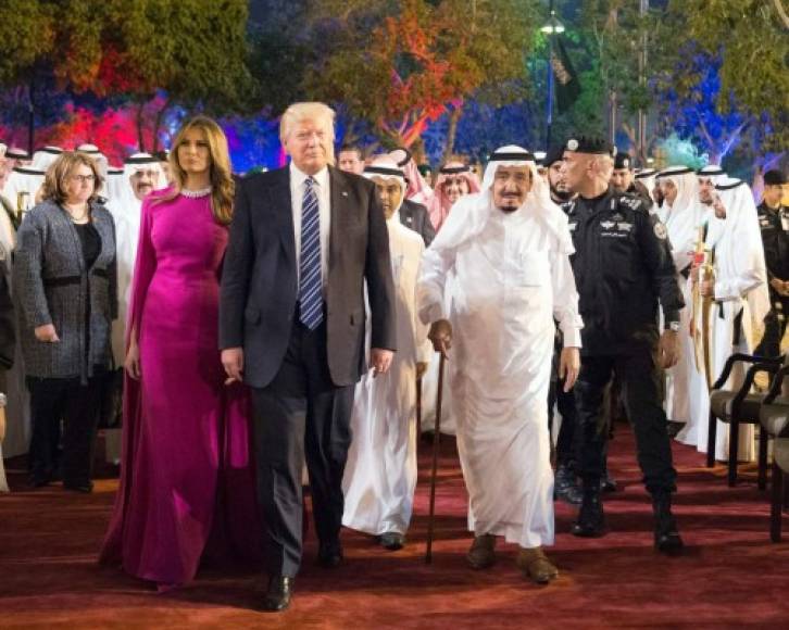 Melania optó por un elegante vestido fucsia para la cena de gala con el rey Salmán del reino sunita de Arabia Saudí. Su elegante atuendo incluía una capa del mismo color con cristales entallados alrededor del cuello.