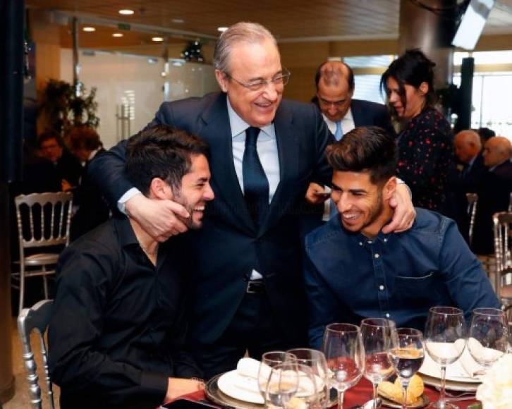 Una imagen difundida por el Real Madrid en la que Florentino Pérez comparte bromas con Isco y Marco Asensio, a los que abraza en un gesto cariñoso, muestra el apoyo que el máximo mandatario del club mostró hacia el centrocampista andaluz (izquierda) en su peor momento en el club blanco.