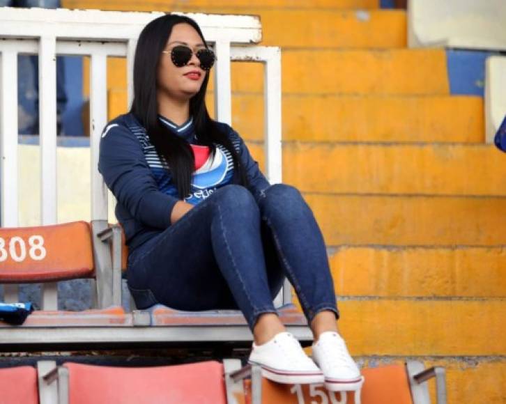 Una seguidora del Motagua en la vuelta del fútbol al estadio Nacional.