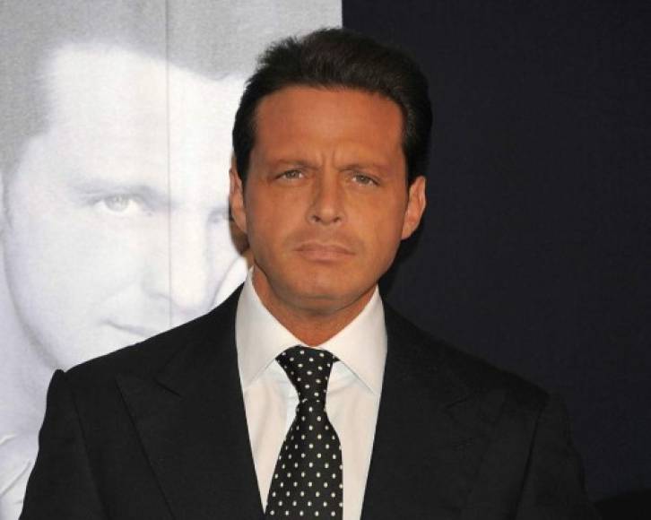 Luis Miguel<br/><br/>En 2016, el cantante mexicano estuvo envuelto en un gran escándalo, debido a que canceló varias de sus presentaciones por la enfermedad del oído que padece desde hace algunos años, y por la que estuvo a punto de perder la audición.<br/><br/>El tinnitus que padece Luis Miguel se caracteriza por un constante zumbido en los oídos, puede tratarse con varios medicamentos y es causado por la exposición a sonidos a niveles muy altos.