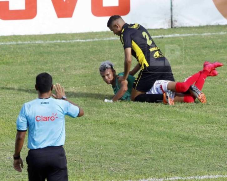 El árbitro Raúl Castro pitando una falta de Getsel Montes contra Kervin Arriaga.