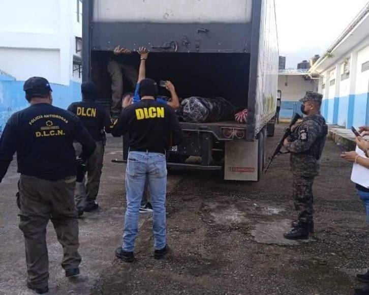 Una vez hecho el hallazgo de la supuesta droga, fue detenido el conductor de la unidad, identificado como Erlyn Gerardo Morales Múñoz, originario del municipio de Choloma, Cortés.