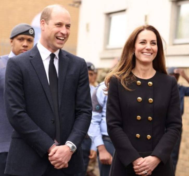 La duquesa optó por dejar su cabello suelto y un maquillaje natural, mientras que William eligió un traje negro.