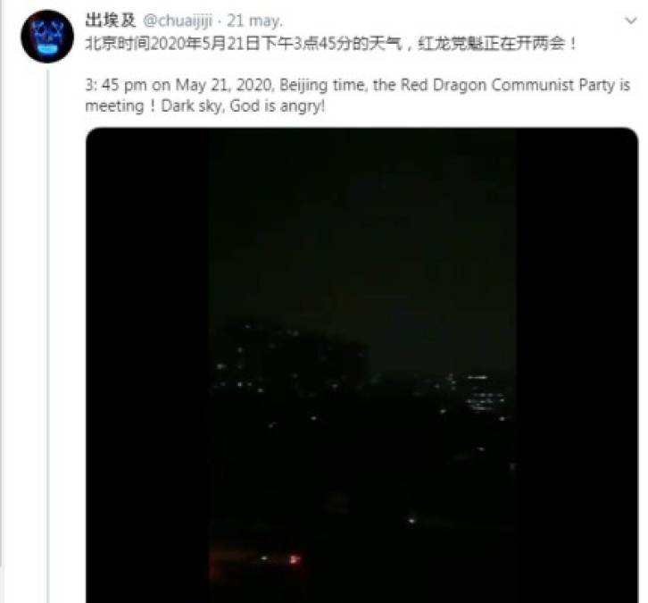 Los ciudadanos de Pekín no dudaron en inundar Twitter con fotos y videos del extraño fenómeno. Algunos dijeron: 'Cielo oscuro, Dios está enojado'.