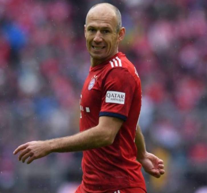 Arjen Robben: Tras ser dado de baja en el Bayern Múnich, el holandés regresaría a la Liga de Holanda y todo indica que sería nuevo refuerzo del PSV. 'é que Van Bommel tiene la puerta abierta para mí. Siempre nos hemos mantenido en contacto, tal vez un poco 'más recientemente, pero aún no lo he decidido', dijo.