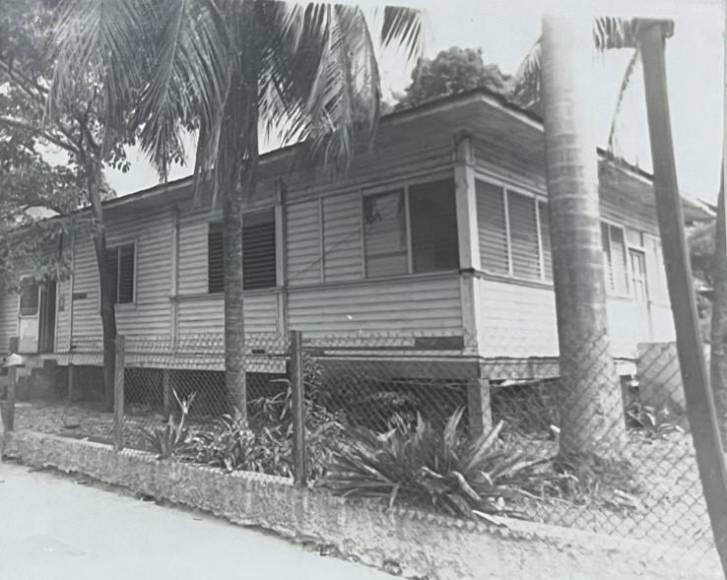 El edificio del Servicio Nacional de Erradicación de la Malaria, de madera y techo de zinc, funcionaba en el barrio el centro. 