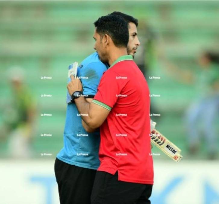 Víctor Coello, preparador de porteros del Marathón, llegó a consolar a Justin Pérez tras el partido.