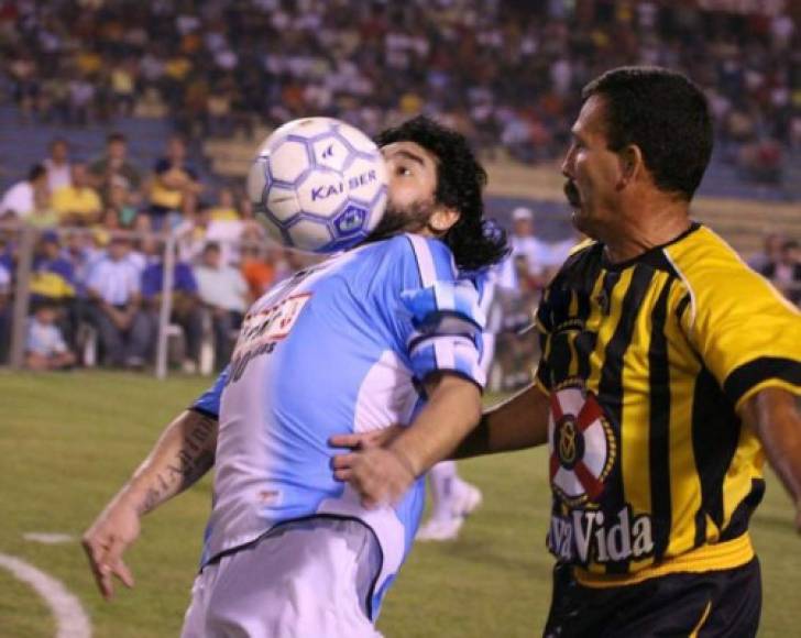Maradona recibiendo la marca del exjugador hondureño Mauricio 'Güicho' Fúnez.