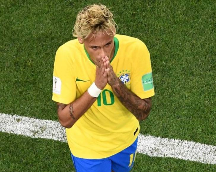 Brazil's forward Neymar reacts during the Russia 2018 World Cup Group E football match between Brazil and Switzerland at the Rostov Arena in Rostov-On-Don on June 17, 2018. / AFP PHOTO / Jewel SAMAD / RESTRICTED TO EDITORIAL USE - NO MOBILE PUSH ALERTS/DOWNLOADS
