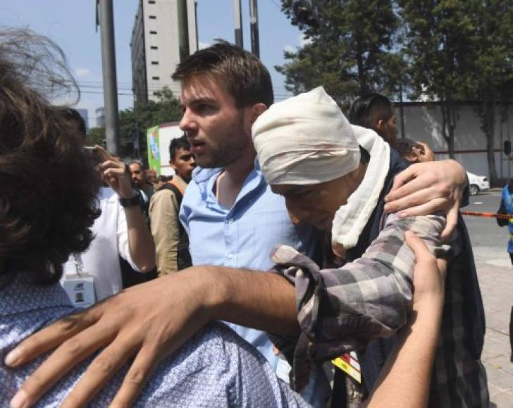 Uno de los heridos es llevado a un centro hospitalario.