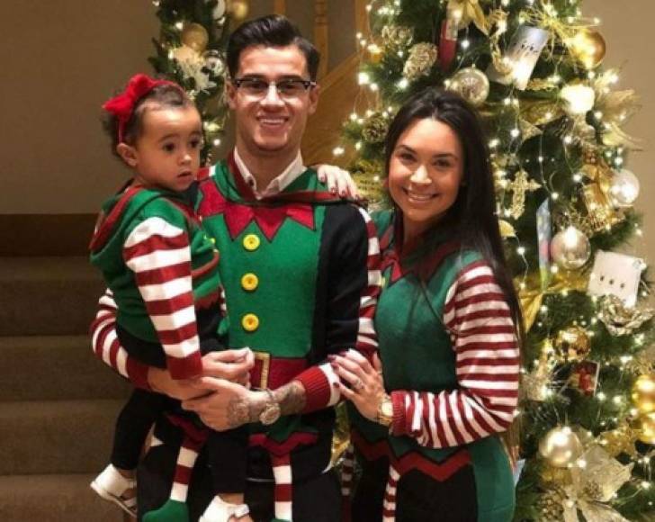 El brasileño Philippe Coutinho, con un atuendo muy navideño junto a su familia.