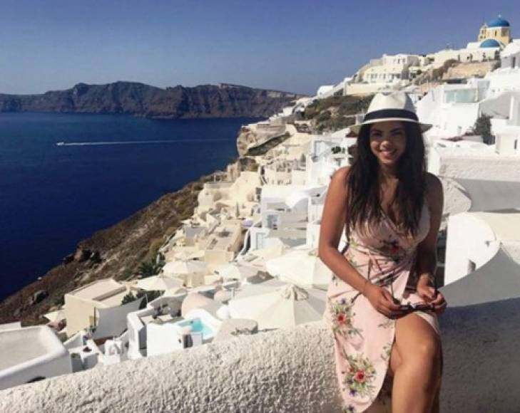 En su cuenta de Instagram compartió varias imágenes de su viaje reciente a Santorini, Grecia.
