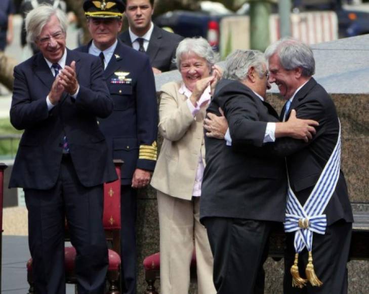 Con banderas de Uruguay y de la coalición de izquierda Frente Amplio -en el gobierno desde 2005- decenas de personas lo saludaron y vitorearon a su paso, en un recorrido filmado por tierra y aire por el equipo de Kusturica.<br/><br/>