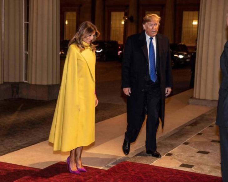 La ex modelo de 49 años optó por un estrambótico abrigo capa largo en amarillo mostaza, un diseño de cuello vuelto y mangas abiertas firmado por Valentino y valorado en más de 7,000 dólares.