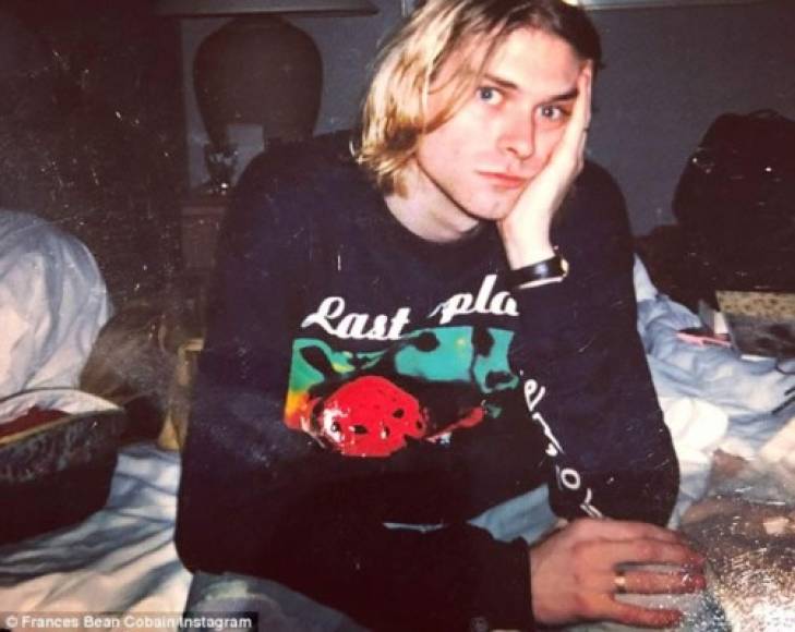 5- Cobain creía que era feo. Su compañero de banda, Krist Novoselic, recuerda: 'hablaba sobre lo feo que pensaba que era todo el tiempo. Recuerdo que un día se miró en un espejo y casi derramó algunas lágrimas porque estaba tan incómodo con su propia piel.'