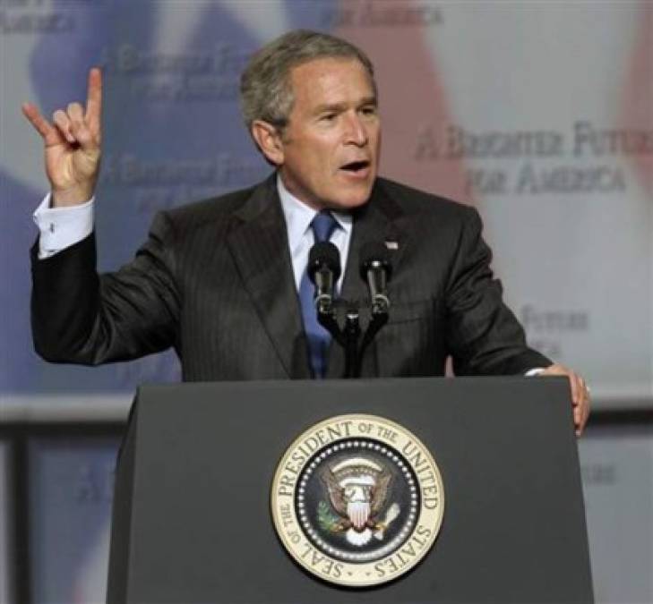 Y volviendo a la controversia illuminati, el príncipe Harry no ha sido el único en acaparar la atención por sus extraños gestos. Así fue captado el expresidente George Bush.