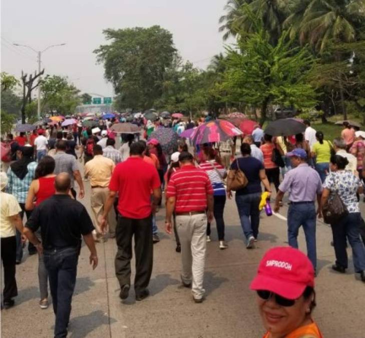 La marcha de los maestros de San Pedro Sula comenzó desde la colonia Fesitran hasta el barrio El Centro. Pasaron por todo el bulevar del norte, por lo que el paso vehicular fue obstaculizado por varias horas.