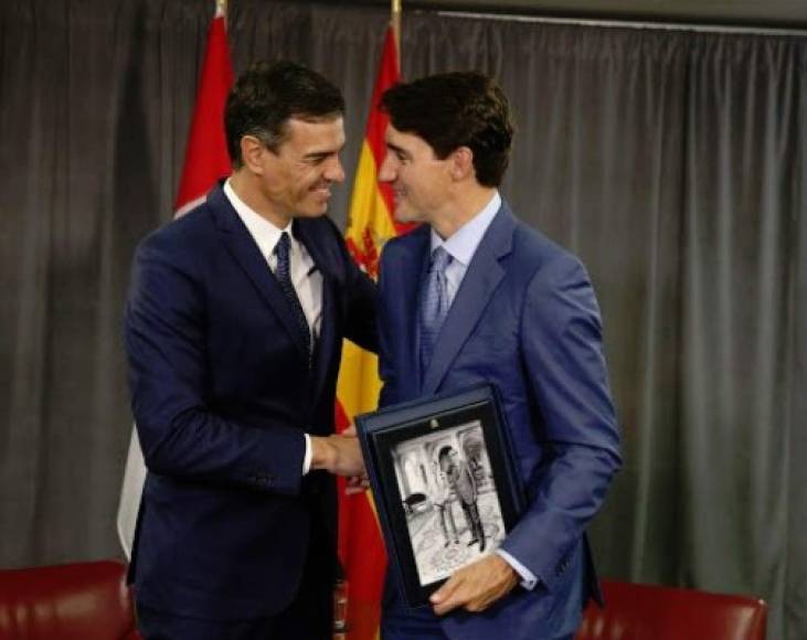 Sánchez compartió en Twitter el emotivo momento junto a Trudeau al entregarle una foto de su padre, Pierre Trudeau, ex primer ministro canadiense, junto a Calvo Sotelo en una visita oficial a España en 1982.