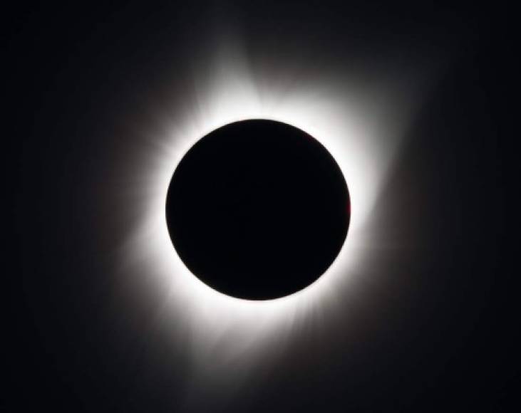 GRE01 MADRAS (OR), 21/08/2017.- Fotografía cedida por la NASA que muestra el eclipse solar total visto desde Madras, Oregon, hoy, lunes 21 de agosto de 2017. El eclipse de hoy supone un acontecimiento en EE.UU., donde será total y se podrá ver de costa a costa. EFE/CRÉDITO OBLIGATORIO/NASA/AUBREY GEMIGNANI/SOLO USO EDITORIAL/PROHIBIDA SU VENTA