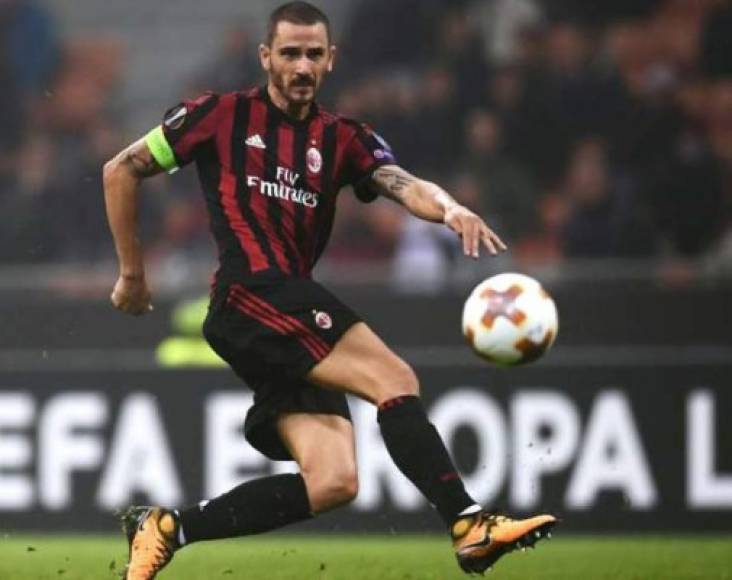 Leonardo Bonucci estaría cerca de dejar el Milan y poner rumbo al Paris Saint Germain, que ha intensificado los contactos con el italiano con tal de reforzar su defensa.