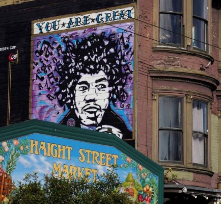 ESTADOS UNIDOS.<br/>Hendrix cumpliría 75 años. Mural con el retrato de Jimi Hendrix decora el edificio de apartamentos en el que vivió en Haight Street, San Francisco.