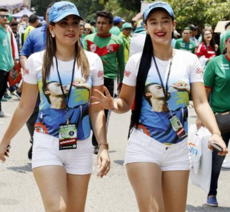 Dos bellas chicas llegando al estadio Yankel Rosenthal.