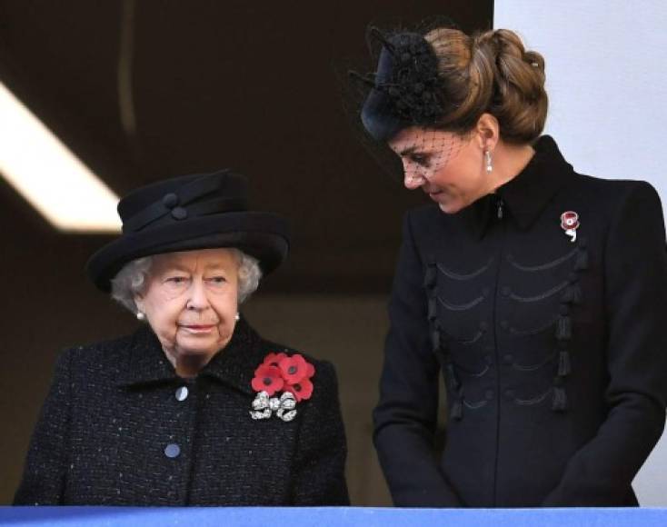 Pero, según comentan los medios británicos, el distanciamiento no tiene nada que ver los polémicos comentarios de la duquesa de Sussex sobre 'lo difícil' que ha sido su vida en la realeza y sus quejas sobre el acoso mediático, que ya habría puesto alterada a la reina Isabel II. El desterramiento de Meghan fue mera logística.<br/><br/>