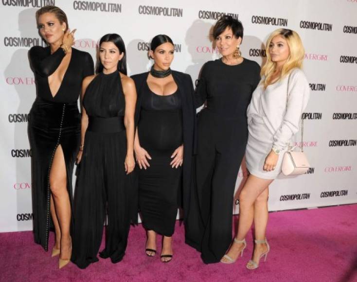 Kris Jenner, Kourtney Kardashian, Khloé Kardashian y Kim Kardashian asistieron a la fiesta de Cosmopolitan la noche de ayer, todas vestidas de negro, excepto por Kylie Jenner, quien marcó la nota discordante de la velada.